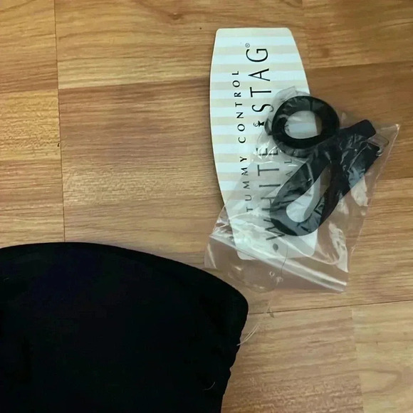 White Stag - Women's Halter Skirted Black Swimsuit Size 4-6 - Picture 3 of 5